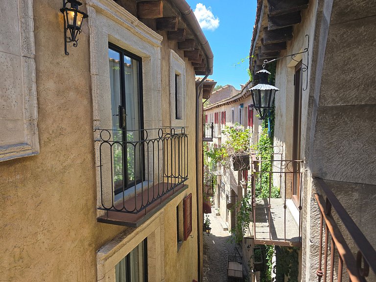 Vittorio 116-210 The Tuscan Charm of Val’Quirico